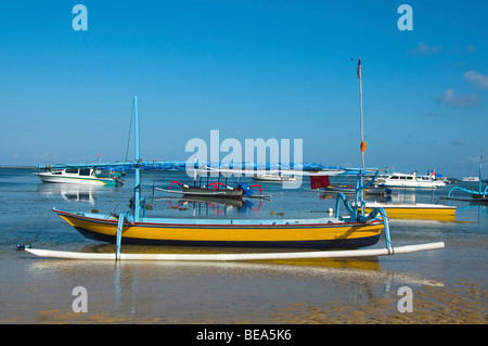Tradizionale colorate barche da pesca sulla spiaggia di Bali Indonesia Foto Stock