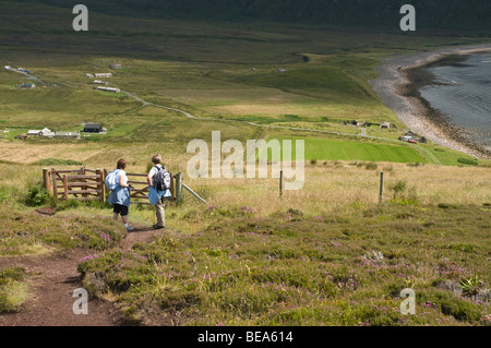 dh Rackwick HOY ORKNEY Donna escursionisti visualizzazione Rackwick Bay campagna persone uk scozia vedere ramblers walker isola percorso Foto Stock