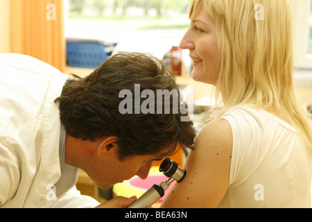 Esame medico del paziente birthmarks. Foto Stock