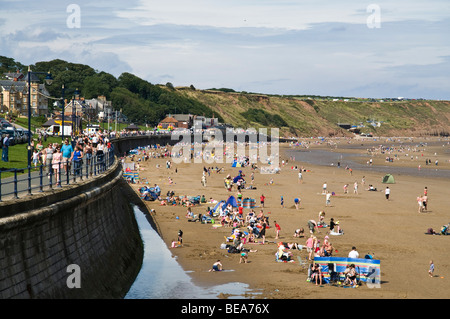 dh Filey Beach FILEY NORTH YORKSHIRE Resort vacanza balneare promenade mare persone uk Foto Stock