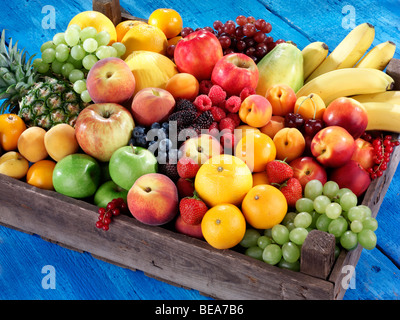 Scatola di fresca frutta mista Foto Stock