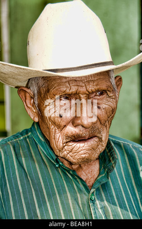 Local umile povero uomo ritratto con il cappello da cowboy in lago Atitlan villaggio di San Pedro in Guatemala in America centrale Foto Stock