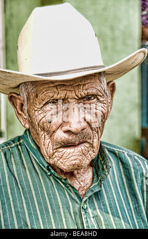 Local umile povero uomo ritratto con il cappello da cowboy in lago Atitlan villaggio di San Pedro in Guatemala in America centrale Foto Stock