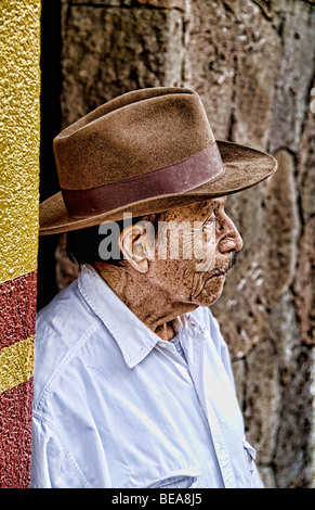 Local umile povero uomo ritratto con il cappello da cowboy in lago Atitlan villaggio di San Pedro in Guatemala in America centrale Foto Stock