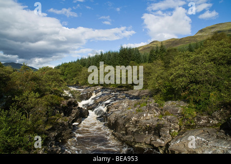 dh River Orchy GLEN ORCHY ARGYLL EAS Urchaidh fiume rapide acqua in corsa fiume Orchy cascata highlands scozzesi cascate Highland paesaggio altopiano scozia Foto Stock