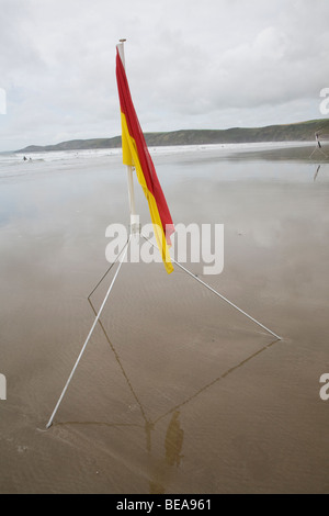 Bagnino bandiera di sicurezza sulla spiaggia Newgale Pembrokeshire Wales Foto Stock