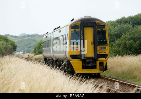 Treno di classe 158 in Arriva treno Galles livrea verso Pwlllheli sulla linea costiera gallese Cambriana, Galles. Foto Stock