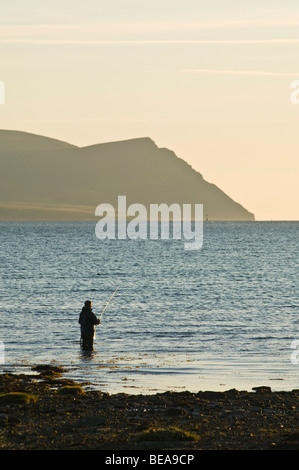 Dh Wading pescatore flusso SCAPA ORKNEY Pescatore pesca off shore sera Hoy colline Scozia Scotland Foto Stock