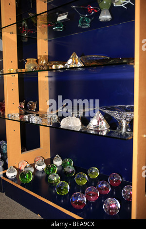 Tagliare vetro cristallo paperweights per la vendita in un negozio Foto Stock
