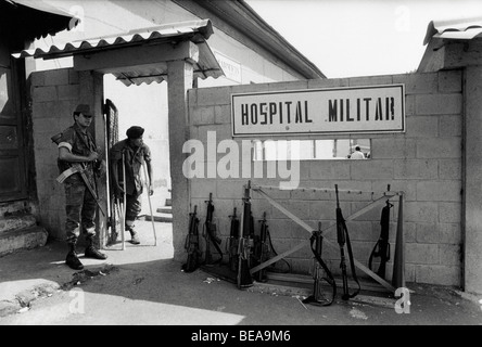 SAN SALVADOR EL SALVADOR, Maggio 1986: un soldato di El Salvador che ha avuto un piede soffiata da una miniera si prepara a lasciare l'ospedale militare. Il F.M.L.N. guerriglieri fanno sempre più uso di fatto in casa miniere di plastica. Foto di Mike Goldwater Foto Stock