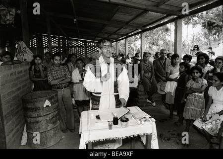 Calle Real Sfollati's Camp, San Salvador El Salvador, Maggio 1986: sacerdote gesuita Giovanni Cortina possiede una massa al camp. Foto Stock