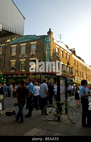 Persone di bere al di fuori del pub il mercato Porter accanto al Mercato di Borough, London Bridge London Inghilterra England Regno Unito Foto Stock