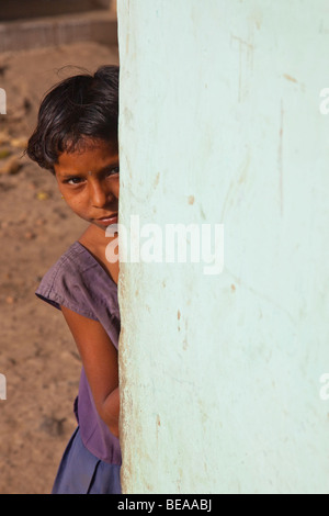 Timida ragazza indiana a Gour in stato del Bengala India Foto Stock