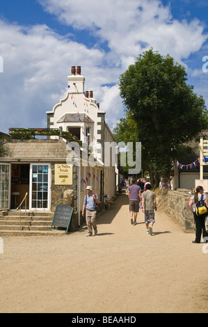 Dh villaggio di SARK SARK isola i turisti a crocevia e village main street Foto Stock