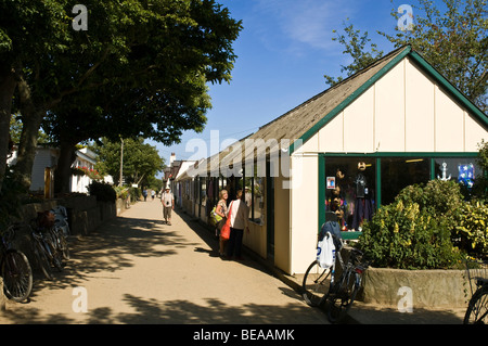 Dh villaggio di SARK SARK isola negozi e persone del villaggio di Sark main street turismo Foto Stock