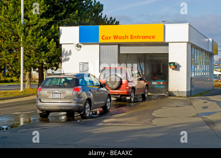 Queing vetture al Parksville lavaggio auto sull'Isola di Vancouver, British Columbia, Canada. SCO 5329 Foto Stock