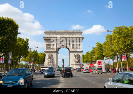 L'Arc de Triomphe e dagli Champs Elysees di Parigi Francia Foto Stock