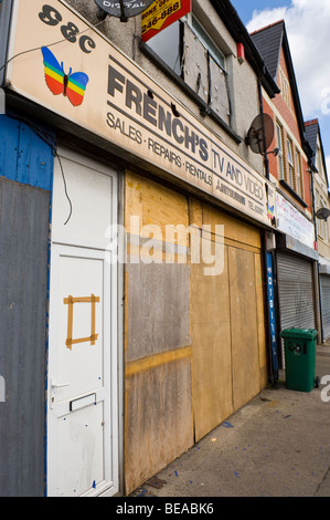 Saliti fino ai negozi vuoto saliti fino a TV Shop in Newport South Wales UK Foto Stock