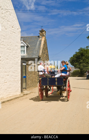 Dh villaggio di SARK SARK isola turisti passeggiata horsedrawn di trasporto del carrello Foto Stock