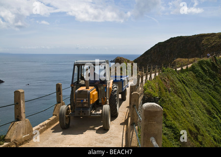 dh LA Coupée SARK ISLAND trattore e rimorchio sulle isole la Coupée Causeway Road Foto Stock