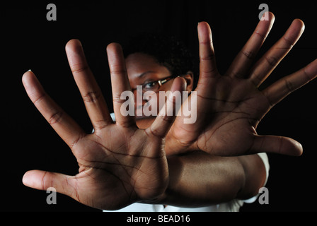 Donna africana con le mani in mano Foto Stock