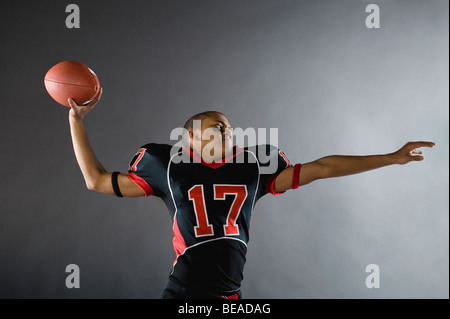 Razza mista quarterback gettando il calcio Foto Stock