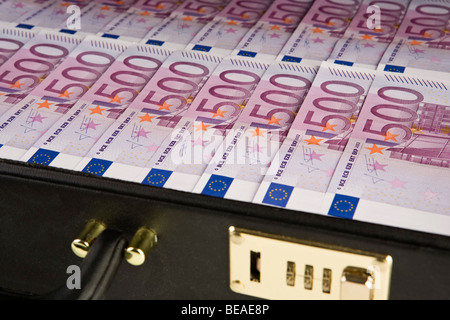 Una valigia piena di cinquecento le banconote in euro Foto Stock