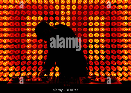 Un DJ scratching un record in un night club Foto Stock