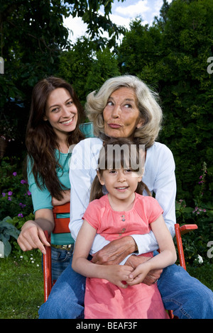 Ritratto di una donna con la figlia e la nipote Foto Stock