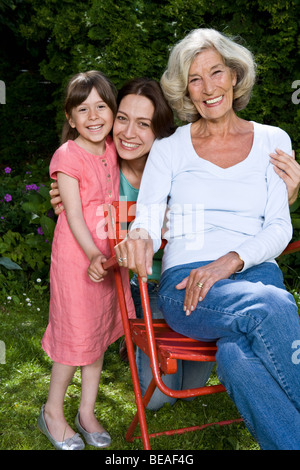 Ritratto di una donna con la figlia e la nipote Foto Stock