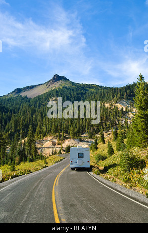 Motorhome sulla Highway attraverso il Parco nazionale vulcanico di Lassen, California, Stati Uniti d'America. Foto Stock