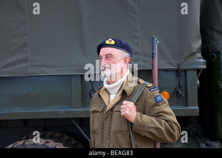 1940 guerra seconda guerra mondiale, seconda guerra mondiale, seconda guerra mondiale, uomo militare della seconda guerra mondiale. Rienattore britannico soldato in uniforme militare con Lee Enfield Rifle, Southport Foto Stock