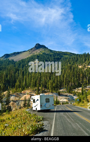 Motorhome sulla Highway attraverso il Parco nazionale vulcanico di Lassen, California, Stati Uniti d'America. Foto Stock