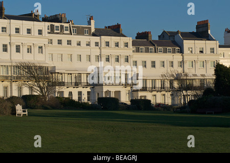 Lewes Crescent e privati giardini comunali. Kemptown, Brighton East Sussex, Inghilterra Foto Stock