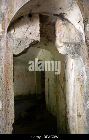 Interno del guscio-danneggiato Fort Hermann vicino a Bovec in Slovenia occidentale Foto Stock