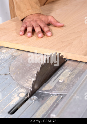 Dettaglio del falegname caucasica al lavoro con nessun strumento sicuro Foto Stock