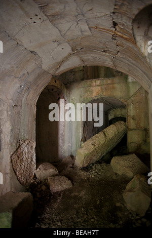 Interno del guscio-danneggiato Fort Hermann vicino a Bovec in Slovenia occidentale Foto Stock