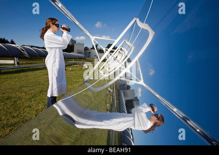 Uno scienziato superficie di misurazione temperatura al tubo del ricevitore di un forno solare, Colonia, Germania Foto Stock