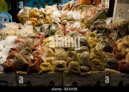 Piccoli sacchetti di spezie di essere venduto al mercato di Damasco Foto Stock