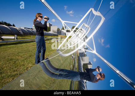 Uno scienziato superficie di misurazione temperatura al tubo del ricevitore di un forno solare, Colonia, Germania Foto Stock