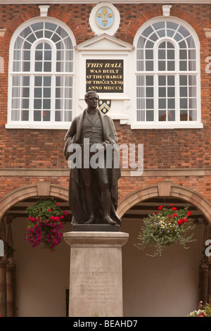 Statua di Sir Robert Peel in piedi di fronte a Tamworth Town Hall, costruita per volere di Sir Thomas Guy Foto Stock