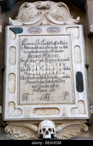 Un diciassettesimo secolo Lastra tombale al di fuori della Frauenkirche di Monaco di Baviera, Germania. Foto Stock