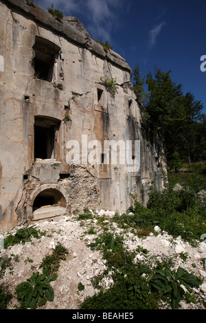 Esterno del guscio-danneggiato Fort Hermann vicino a Bovec in Slovenia occidentale Foto Stock