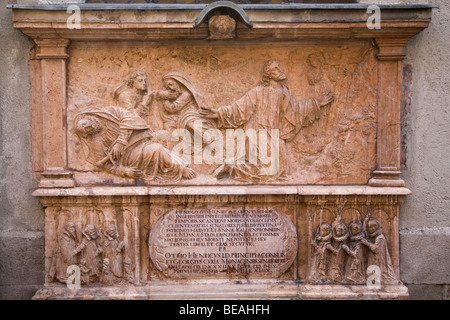 Una storica pietra tombale sorge al di fuori della Peterskirche (la chiesa di San Pietro) di Monaco di Baviera, Germania. Foto Stock