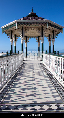 Il Victorian bandstand sul lungomare di Brighton. Costruito nel 1884 e ristrutturato nel 2009 Foto Stock