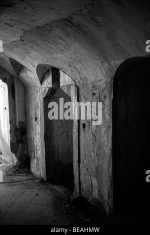 Interno del guscio-danneggiato Fort Hermann vicino a Bovec in Slovenia occidentale Foto Stock