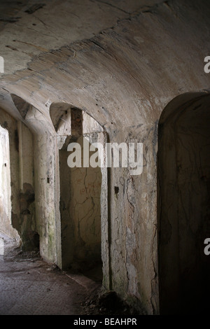 Interno del guscio-danneggiato Fort Hermann vicino a Bovec in Slovenia occidentale Foto Stock