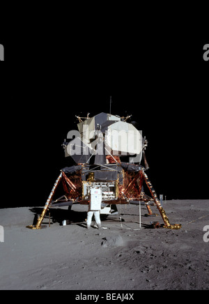 Apollo 11 astronauta Buzz Aldrin e il modulo lunare sulla luna. Credito: NASA/Neil Armstrong. Versione ottimizzata di una immagine della NASA Foto Stock