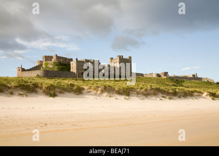 Northumberland Bamburgh England Regno Unito aria di tempesta sopra il castello iconico Foto Stock