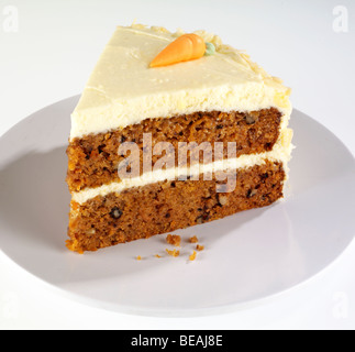 Fetta di torta di carote su bianco Foto Stock